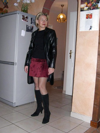 HOT FRENCH MILF SHOWING HER PUSSY