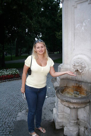 Curvy Sexy Blonde Amateur BBW Posing