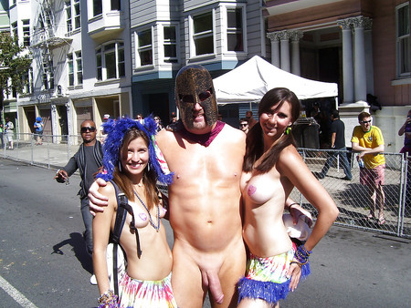 Public CFNM (Gladiator and Amazing Women)