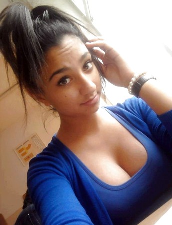 Busty Teens Cleavage 3