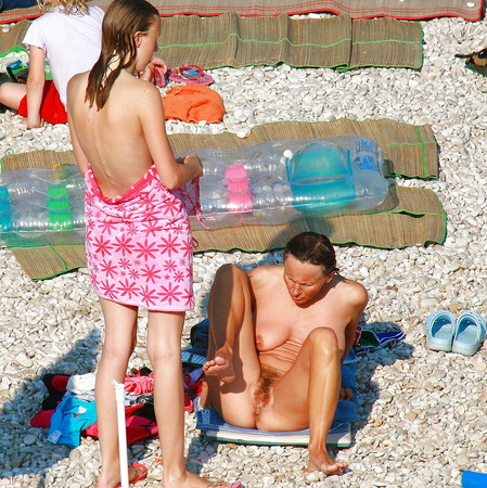 mere fille a la plage