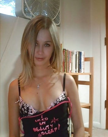 Blonde teen posing naked and showing her sexy body